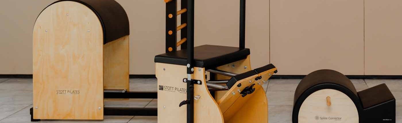 Stott Pilates Combo Chair mit Griffstangen und Pedal, Spine Corrector und Ladder Barrel Stott Pilates Combo Chair mit Griffstangen und Pedal, Spine Corrector und Ladder Barrel im Pilates Studio Krefeld